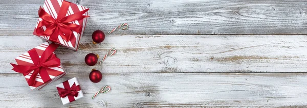 白い雑草の上に箱入りのプレゼントやボールの装飾付きメリークリスマス — ストック写真