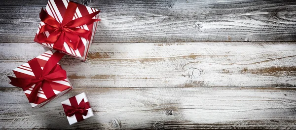 Frohe Weihnachten mit Geschenken auf weißem verwittertem Holzbac — Stockfoto