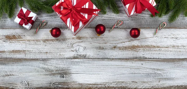 Καλά Χριστούγεννα διακοπές top border σε λευκό ξεπερασμένο ξύλινο bac — Φωτογραφία Αρχείου