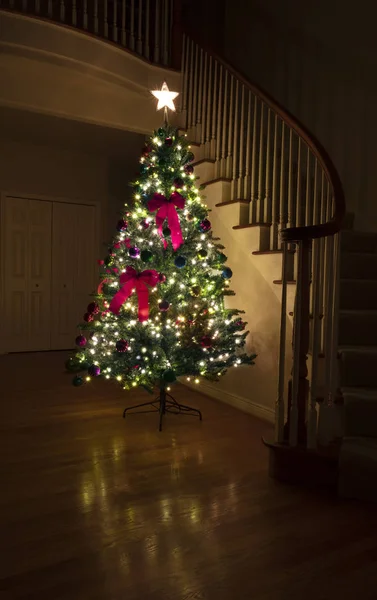 Decorated Christmas tree illuminated in home — Stock Photo, Image