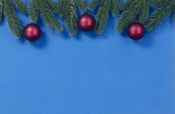 Vrolijk kerstfeest top grens met spar en rode ornamenten op — Stockfoto