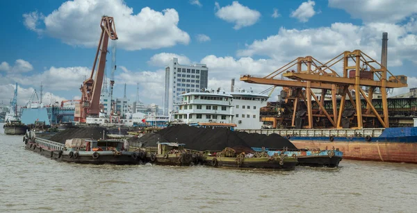 Zeldzame aardelementen geladen op vrachtschip in China — Stockfoto