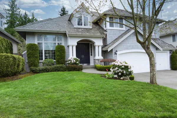 Huis en voortuin in het vroege voorjaarsseizoen — Stockfoto