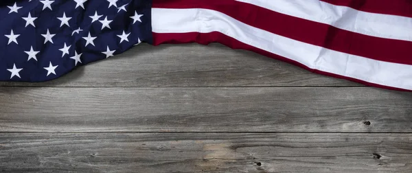 Vereinigte Staaten Flagge bildet obere Grenze auf rustikalen Holzbrettern — Stockfoto