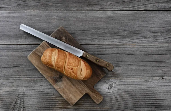 Pan de trigo integral ecológico con cuchillo curado en la tabla de cortar en — Foto de Stock