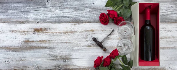 Bonne Saint-Valentin célébration avec des roses rouges et une bouteille de — Photo