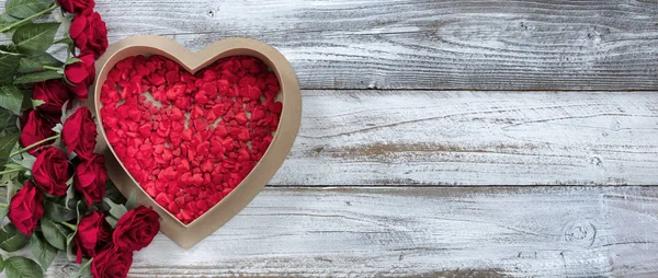 Šťastný Valentýn dárková krabice plná malých srdcí a červené ro — Stock fotografie