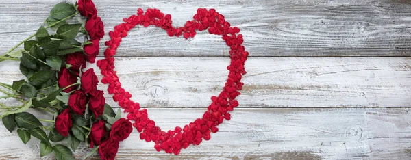 Joyeuse Saint-Valentin avec des coeurs minuscules et des roses rouges sur wea blanc — Photo