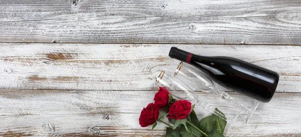 Happy Valentines Day celebration with red roses along with drink — 스톡 사진