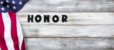 Beyaz kırsal ahşap üzerinde Birleşik Devletler Bayrağı sallıyordu.