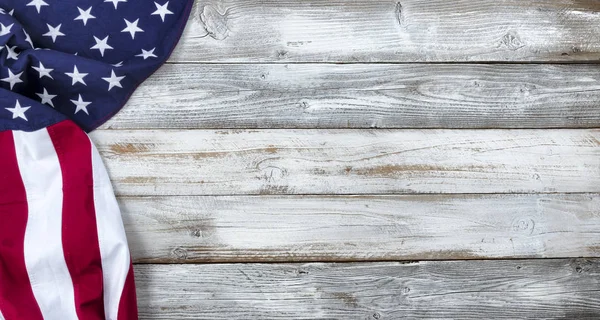 Schwenken Vereinigte Staaten Flagge auf weißem rustikalem Holz Hintergrund — Stockfoto