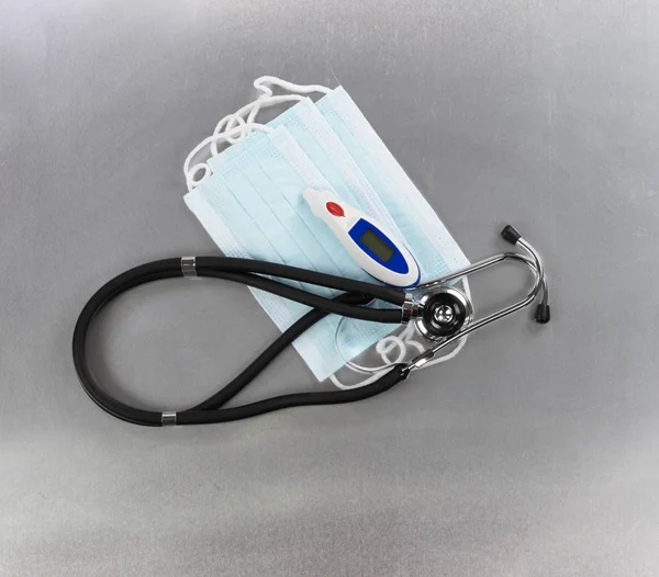 Особиста маска з медичним обладнанням на столі з нержавіючої сталі fo — стокове фото