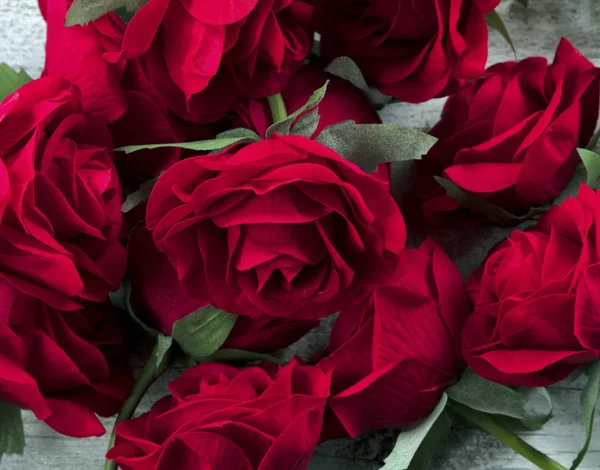 Gevuld frame van kunstmatige donkerrode rozen voor liefde concept — Stockfoto