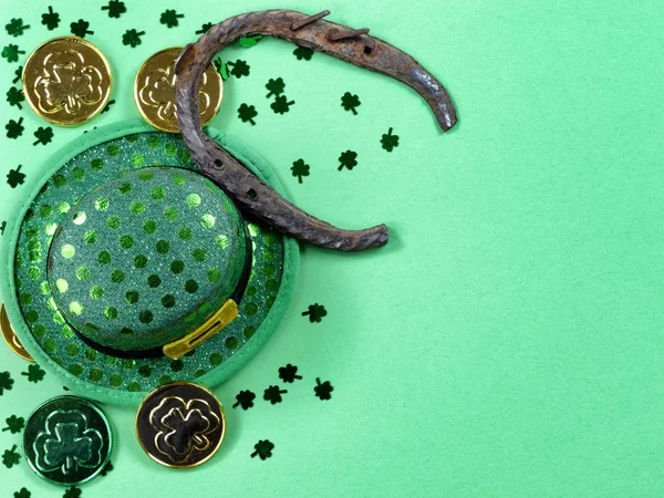 St Patricks Day with border of shamrocks and good luck objects o — Stok fotoğraf