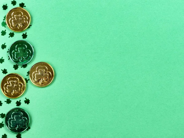 St Patricks Day with border of shamrocks and gold coins on a gre — Stok fotoğraf