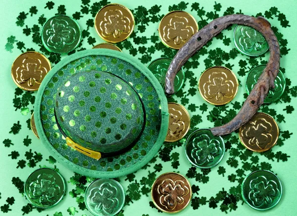 St Patricks Day with shamrocks and other Irish good luck items o — Stock Photo, Image