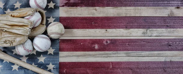 Alte Gebrauchte Baseballs Schläger Und Handschuhe Auf Einem Hölzernen Flaggenhintergrund — Stockfoto