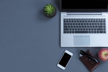Gri ofis masaüstü, çalışma teknolojisi ve elması. Kopyalama alanı çok. 