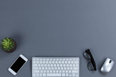 Gri ofis, kablosuz teknoloji ve bebek fabrikasıyla çalışıyor. Kopyalama alanı çok. 