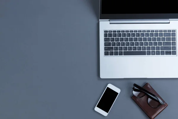 Cüzdanı Cep Telefonu Bilgisayarı Okuma Gözlüğü Olan Bir Ofis Masası — Stok fotoğraf