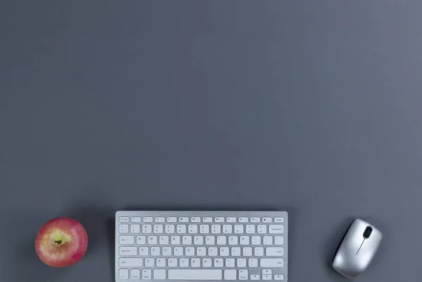 Escritorio Trabajo Oficina Gris Con Tecnología Actual Manzana Mucho Espacio — Foto de Stock