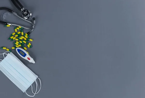 Medizinische Geräte Und Pillen Auf Grauem Hintergrund Mit Kopierraum — Stockfoto