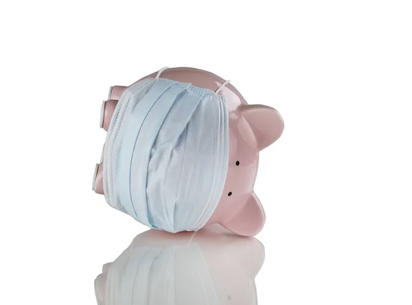被戴着医疗面具的小猪银行绊倒了金融危机概念 在白色上与反射光隔离 — 图库照片