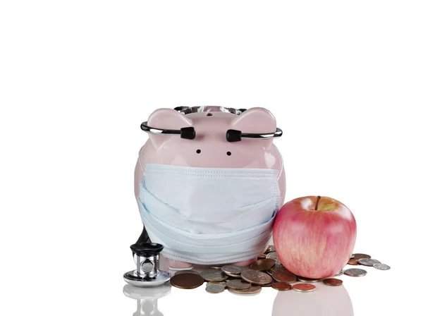 Sparschwein Mit Medizinischer Maske Apfel Münzen Und Stethoskop Finanzkrisenkonzept Isoliert — Stockfoto