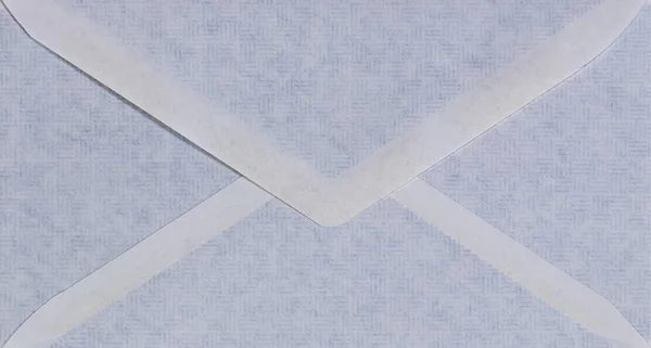 裏が表示されている青と白の封筒 — ストック写真