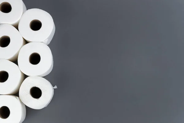 Toalettpapper Rullar Grå Bakgrund Overhead Platt Låg Format Med Kopieringsutrymme — Stockfoto