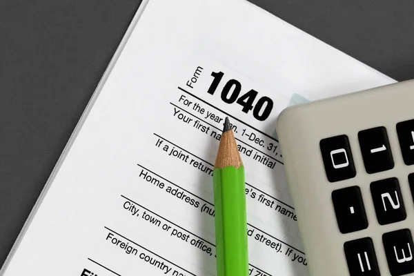 Detailní Záběr Špičky Tužky Malou Kalkulačkou Standardním Daňovým Formulářem 1040 — Stock fotografie