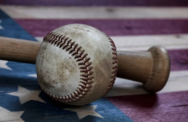 Närbild Gammal Baseball Och Traditionella Trä Fladdermus Rustika Trä Usa — Stockfoto