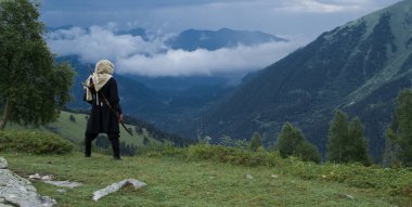 Yalnız savaşçı bir tepenin üzerinde duruyor