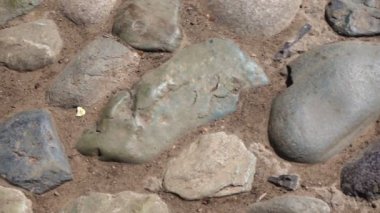 Eski taşlar, çakıl taşları, taş çakıl taşlarından uzakta.