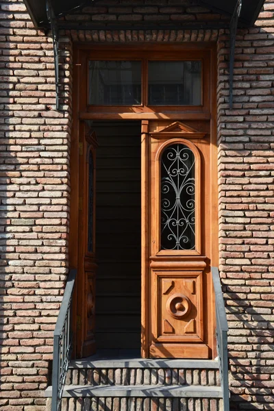 Старая открытая деревянная дверь дома — стоковое фото