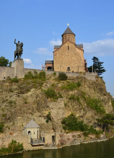 Metekhi kyrkan ovanför floden Kura i Tbilisi, Georgien — Stockfoto