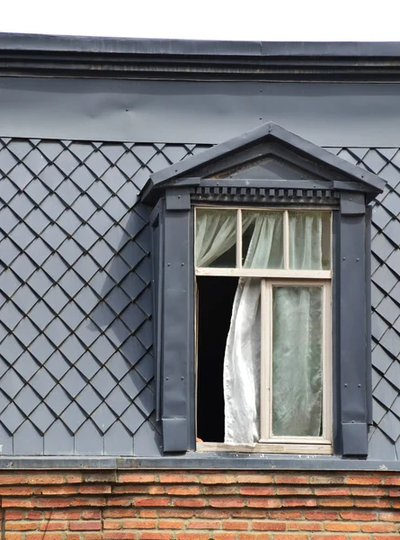 Παλιό παράθυρο στη στέγη — Φωτογραφία Αρχείου