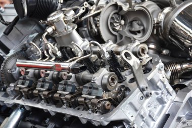 Aracın V8 motoru kapat