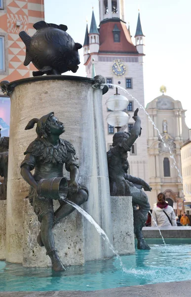 A Fonte Fischbrunnen ou Fish em Munique, Alemanha — Fotografia de Stock