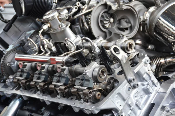 Aracın V8 motoru kapat