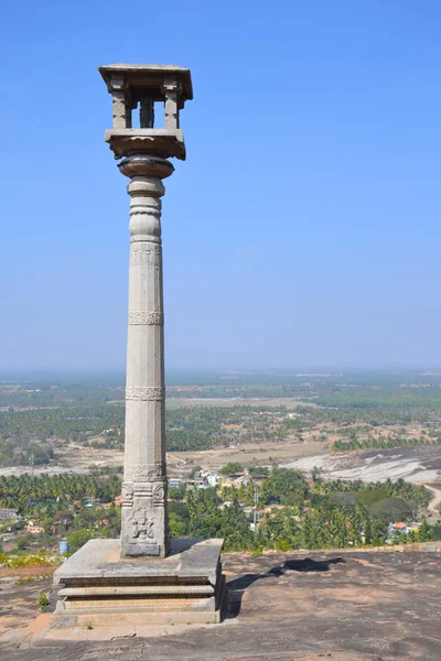 Древняя башня возле индийского храма — стоковое фото