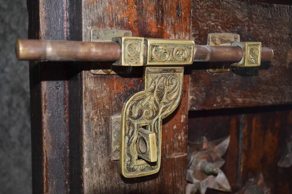 Античная дверная ручка — стоковое фото