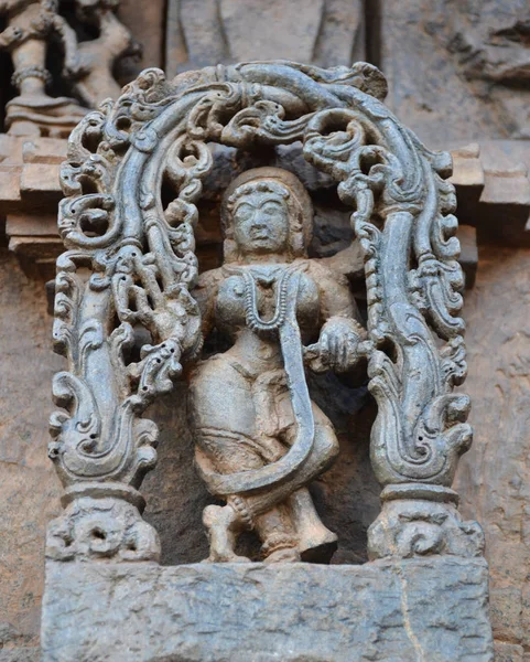 Statues sur les murs du temple hindou — Photo