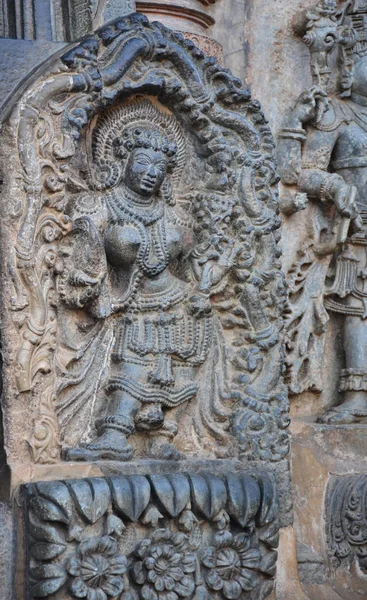 Statues sur les murs du temple hindou — Photo