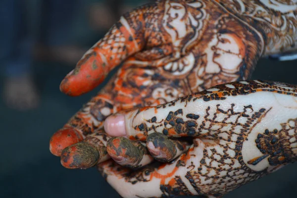 新娘曼海蒂纹身的女人双手 — 图库照片