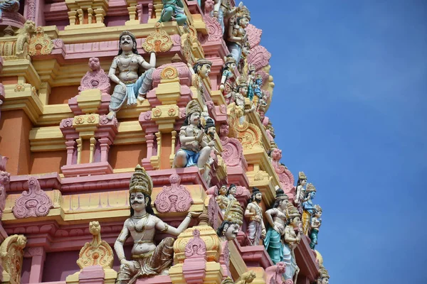 Красочные индуистские статуи на древнем храме — стоковое фото
