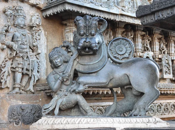 Beelden op de muren van Hindoeïstische tempel — Stockfoto