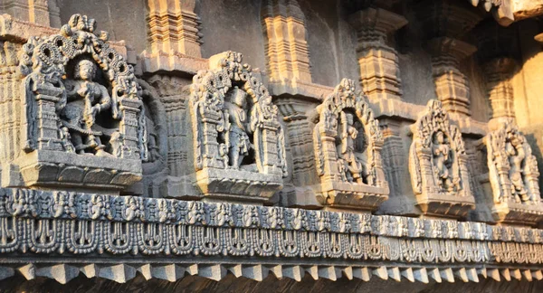 Beelden op de muren van Hindoeïstische tempel — Stockfoto