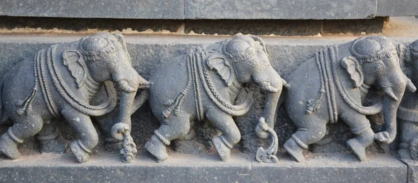 Olifant beelden op de muren van Hindoeïstische tempel — Stockfoto