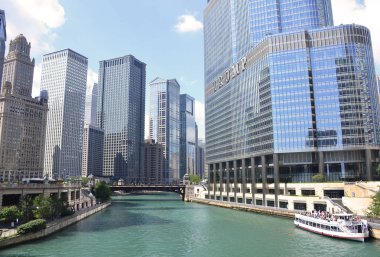 Chicago, Illinois - 29 Ağustos 2017: Chicago Nehri ve downtown Chicago, Illinois